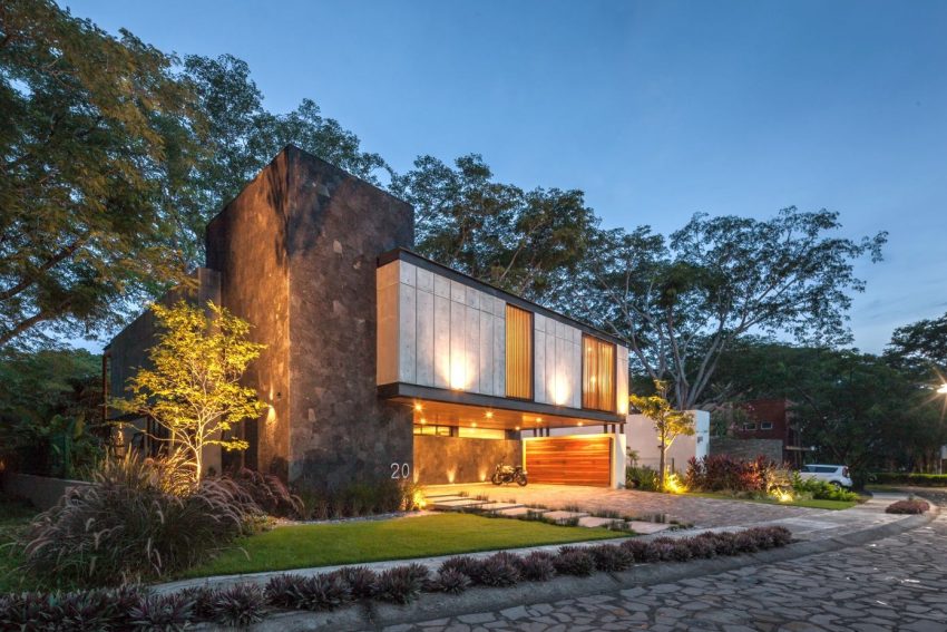 A Stunning House Combines Stone, Concrete and Wood in Colima, Mexico by Di Frenna Arquitectos (22)