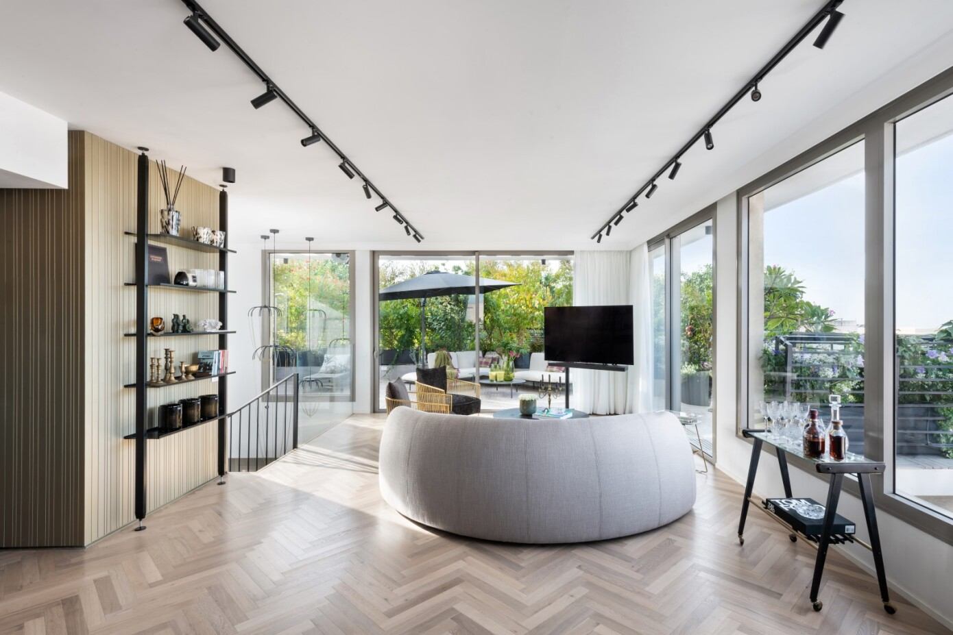 A Stunning Modern Penthouse for a Young Couple with a New Baby in Tel Aviv, Israel by Tzvia Kazayoff (3)