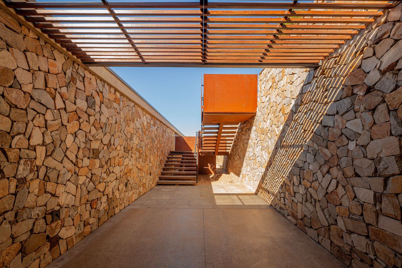 A Stunning Single-Family Home Set in the Pristine Landscape of Pietermaritzburg, South Africa by Elphick Proome Architecture (12)