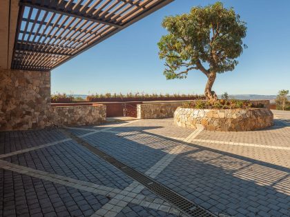 A Stunning Single-Family Home Set in the Pristine Landscape of Pietermaritzburg, South Africa by Elphick Proome Architecture (15)