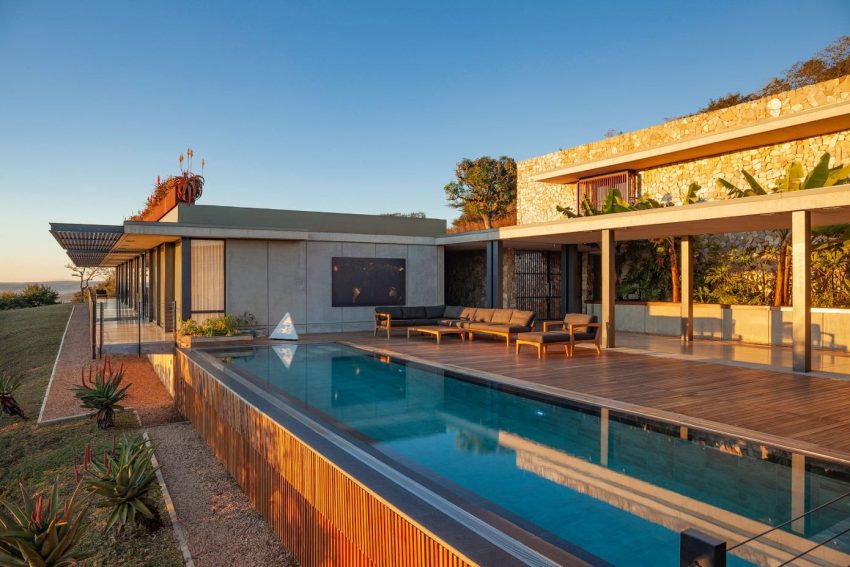 A Stunning Single-Family Home Set in the Pristine Landscape of Pietermaritzburg, South Africa by Elphick Proome Architecture (18)