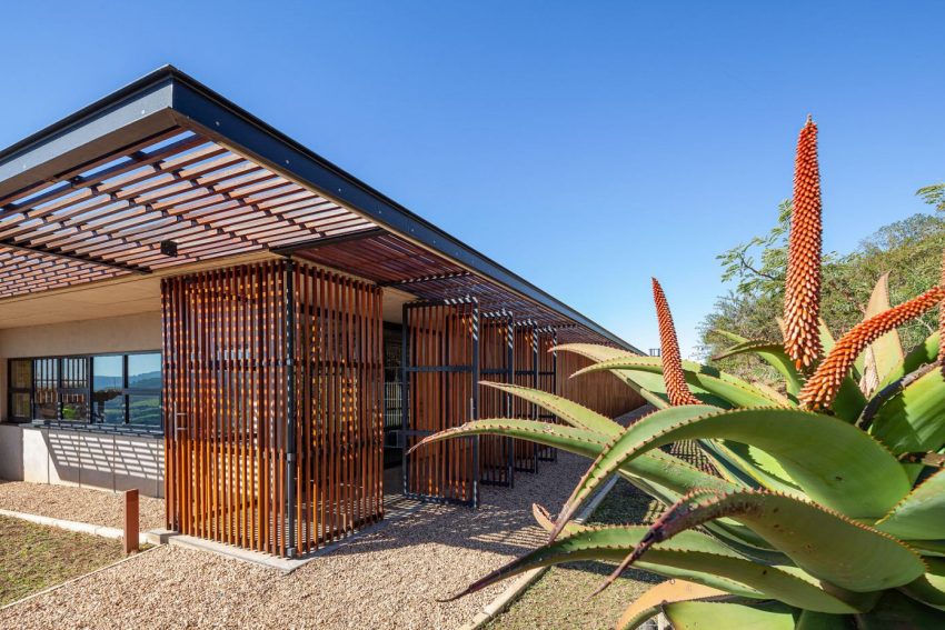 A Stunning Single-Family Home Set in the Pristine Landscape of Pietermaritzburg, South Africa by Elphick Proome Architecture (21)