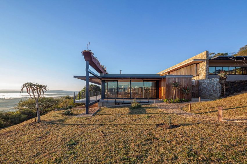 A Stunning Single-Family Home Set in the Pristine Landscape of Pietermaritzburg, South Africa by Elphick Proome Architecture (23)