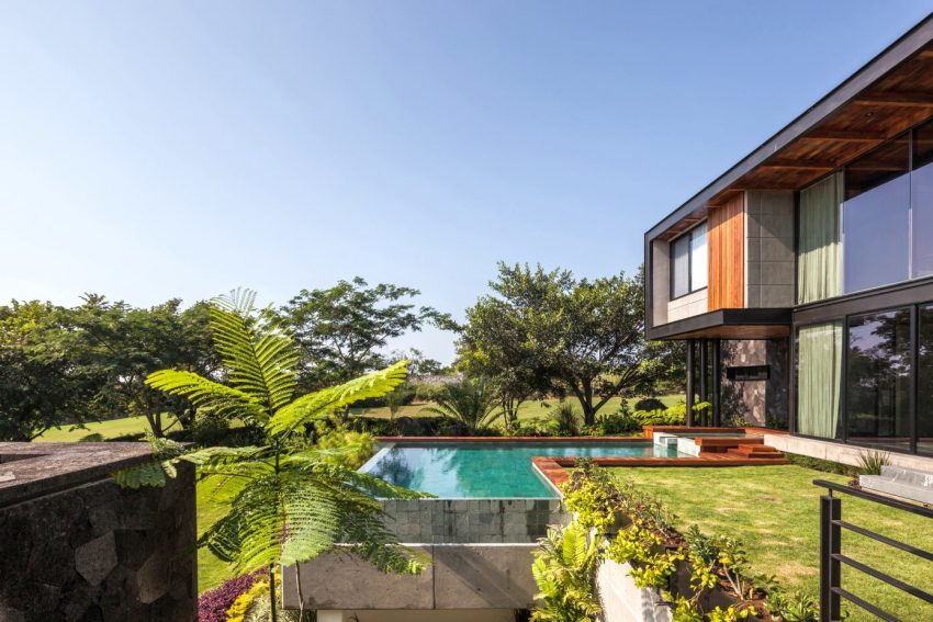 A Stunning and Luxurious Concrete House Framed by a Vast Vegetation of Colima, Mexico by Di Frenna Arquitectos (1)