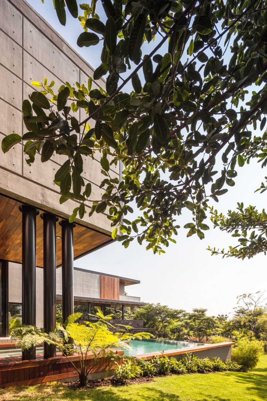 A Stunning and Luxurious Concrete House Framed by a Vast Vegetation of Colima, Mexico by Di Frenna Arquitectos (13)