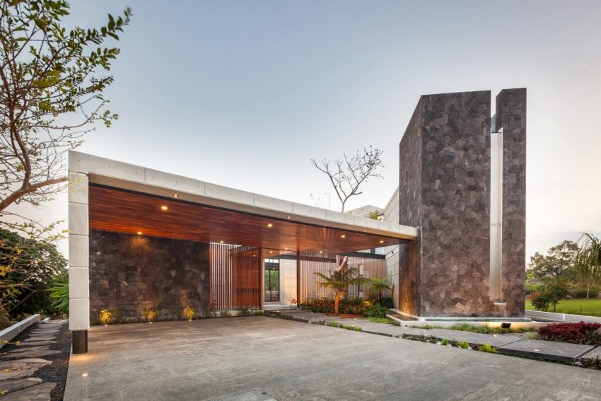 A Stunning and Luxurious Concrete House Framed by a Vast Vegetation of Colima, Mexico by Di Frenna Arquitectos (18)