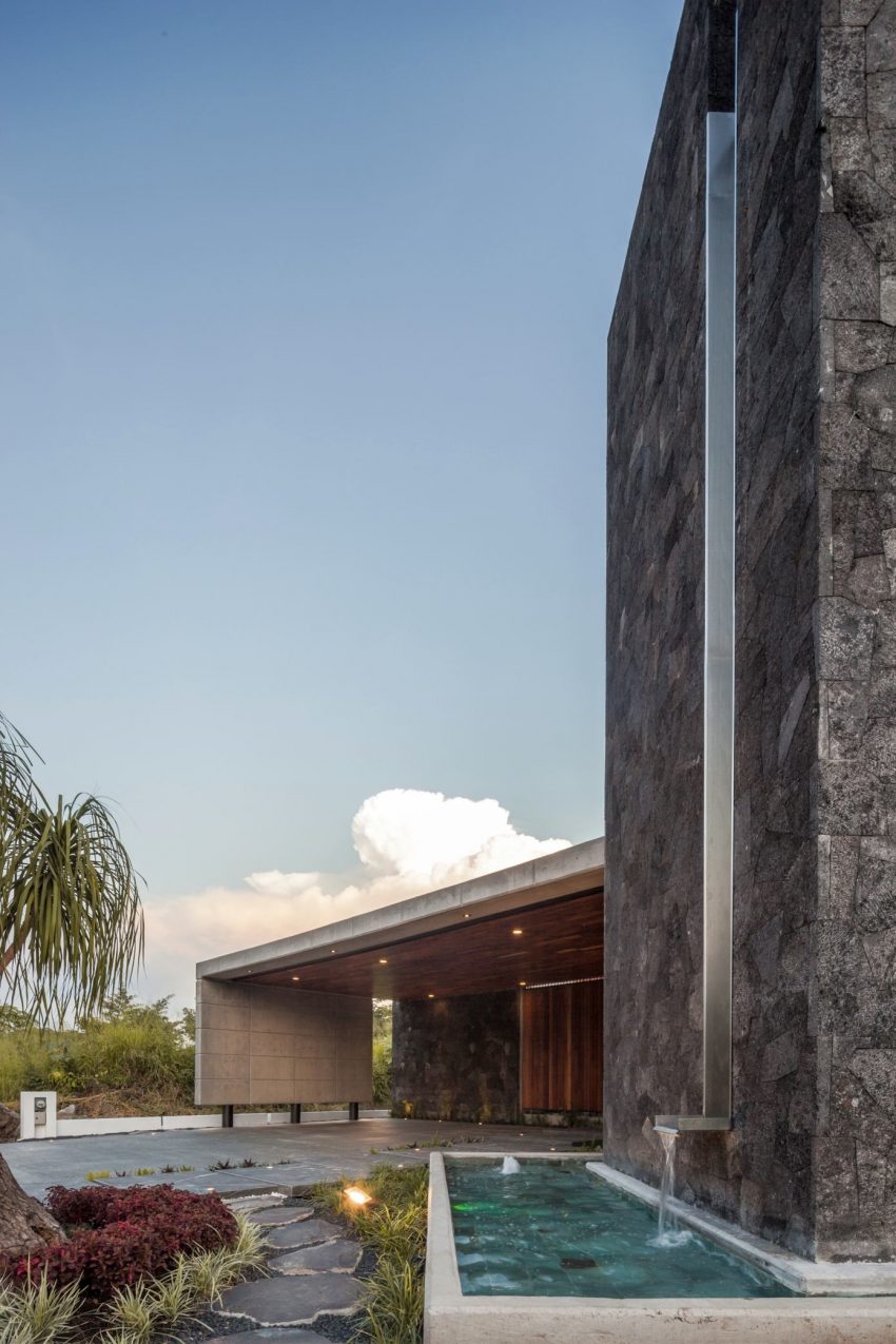 A Stunning and Luxurious Concrete House Framed by a Vast Vegetation of Colima, Mexico by Di Frenna Arquitectos (19)