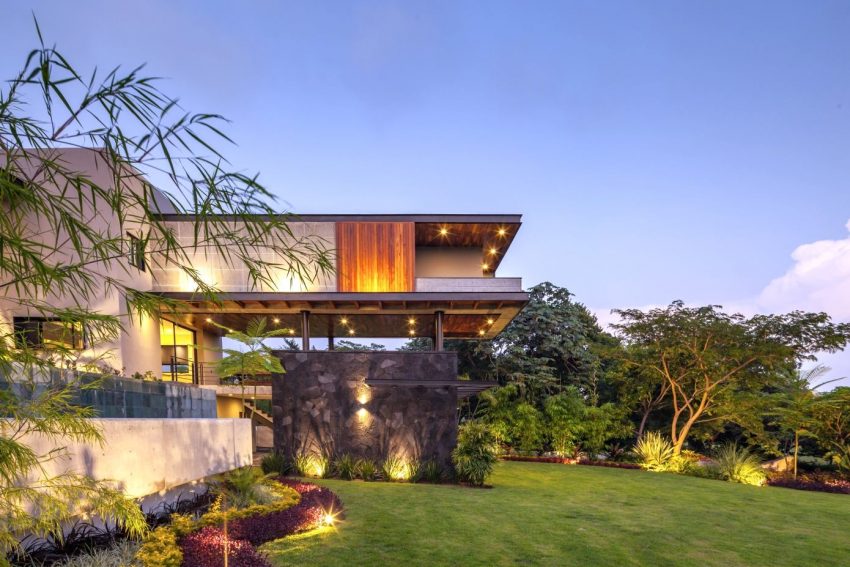 A Stunning and Luxurious Concrete House Framed by a Vast Vegetation of Colima, Mexico by Di Frenna Arquitectos (28)