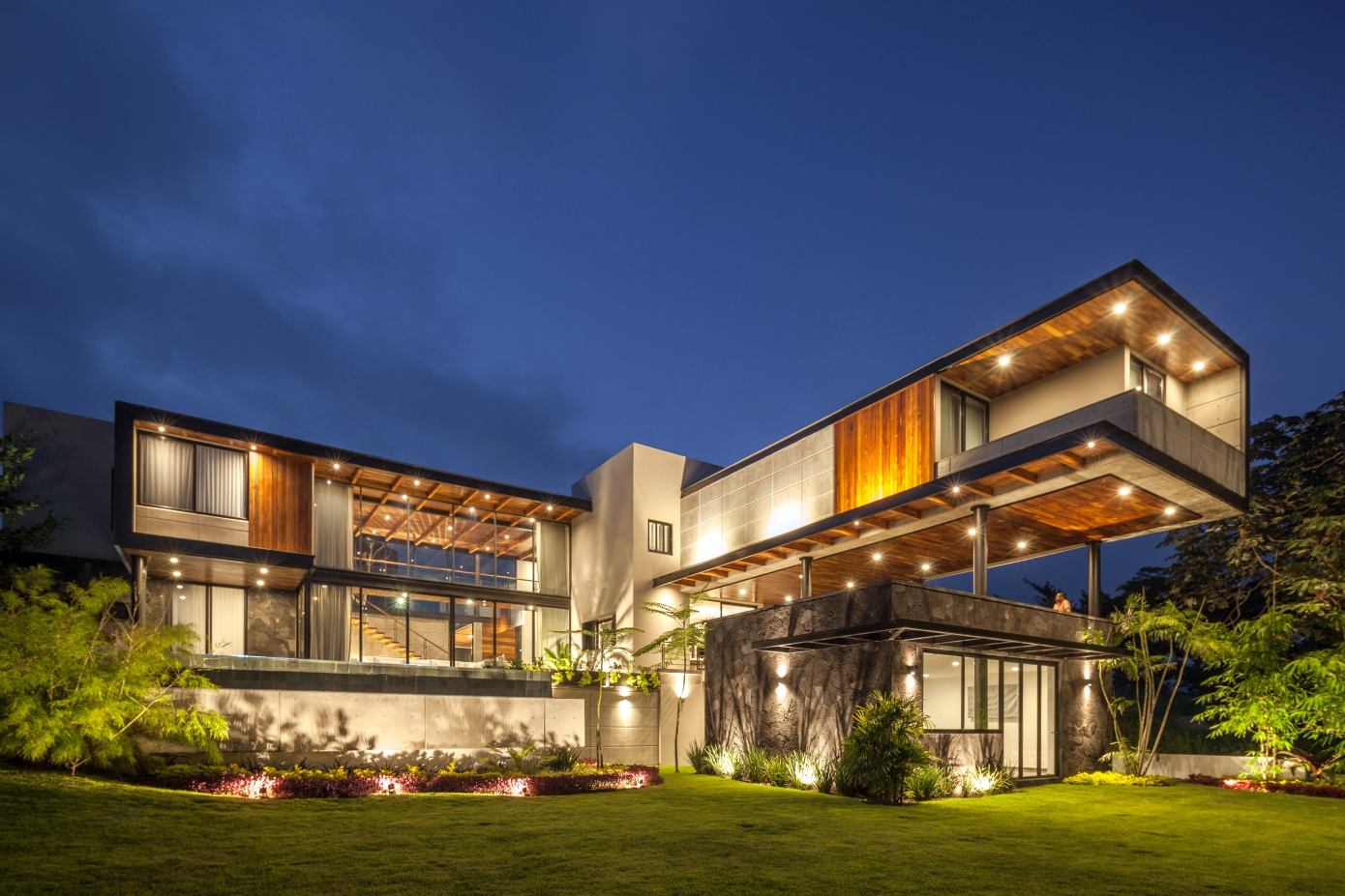 A Stunning and Luxurious Concrete House Framed by a Vast Vegetation of Colima, Mexico by Di Frenna Arquitectos (32)