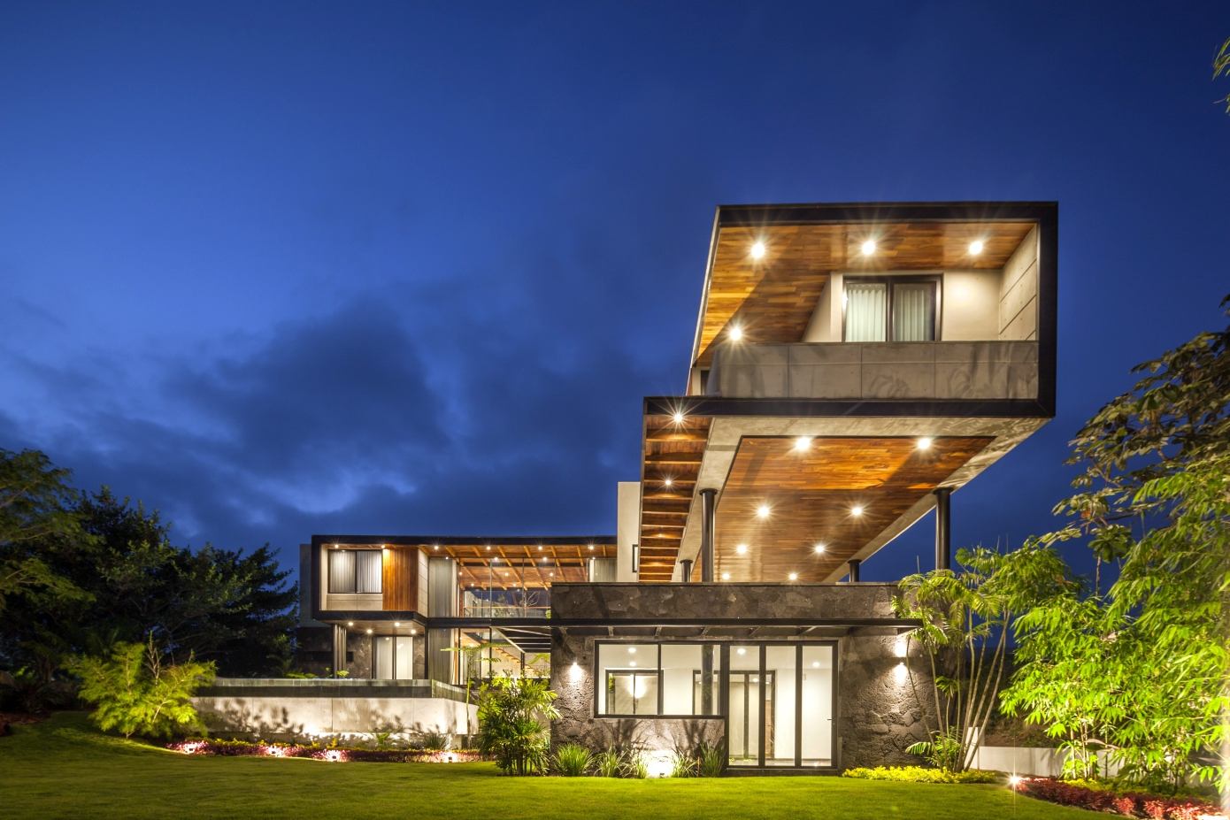 A Stunning and Luxurious Concrete House Framed by a Vast Vegetation of Colima, Mexico by Di Frenna Arquitectos (33)