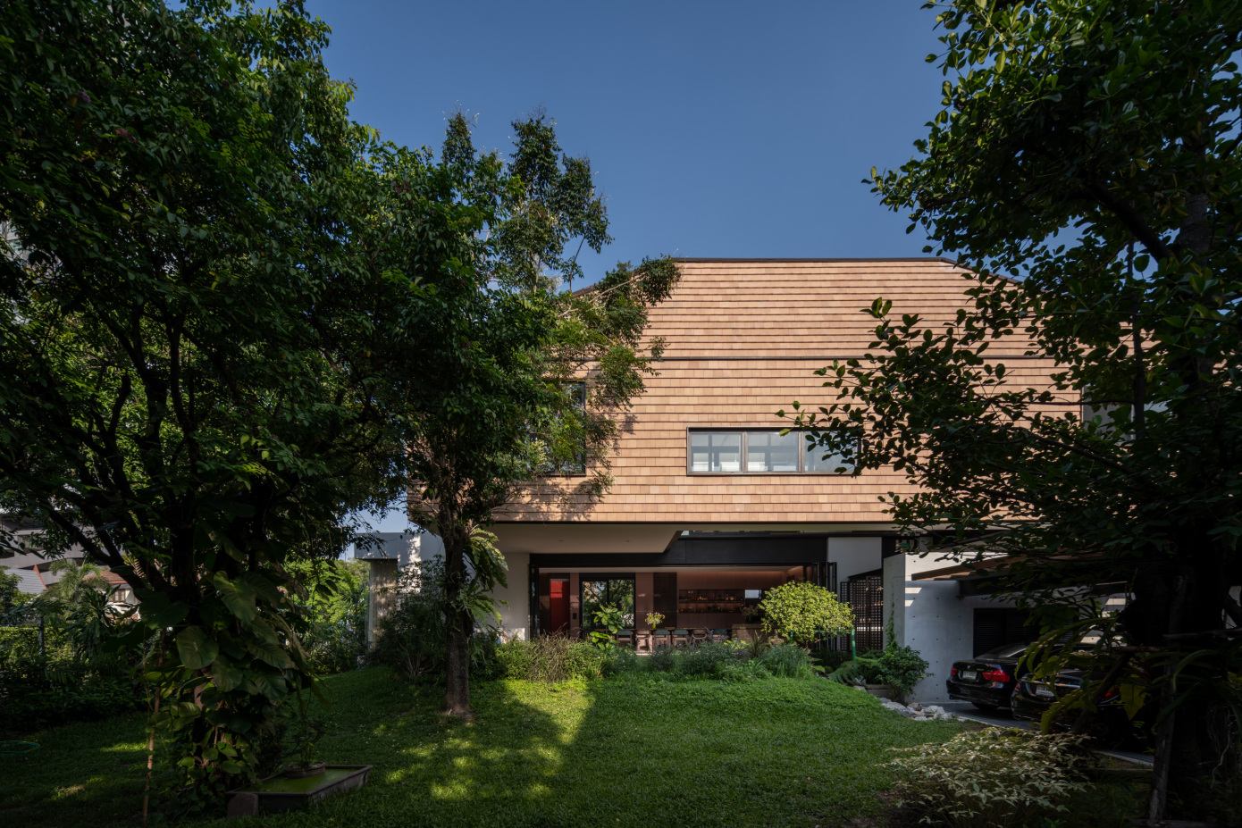 A Unique and Impressive Contemporary Home Amid Lush Greenery in Bangkok, Thailand by Maincourse Architect (1)