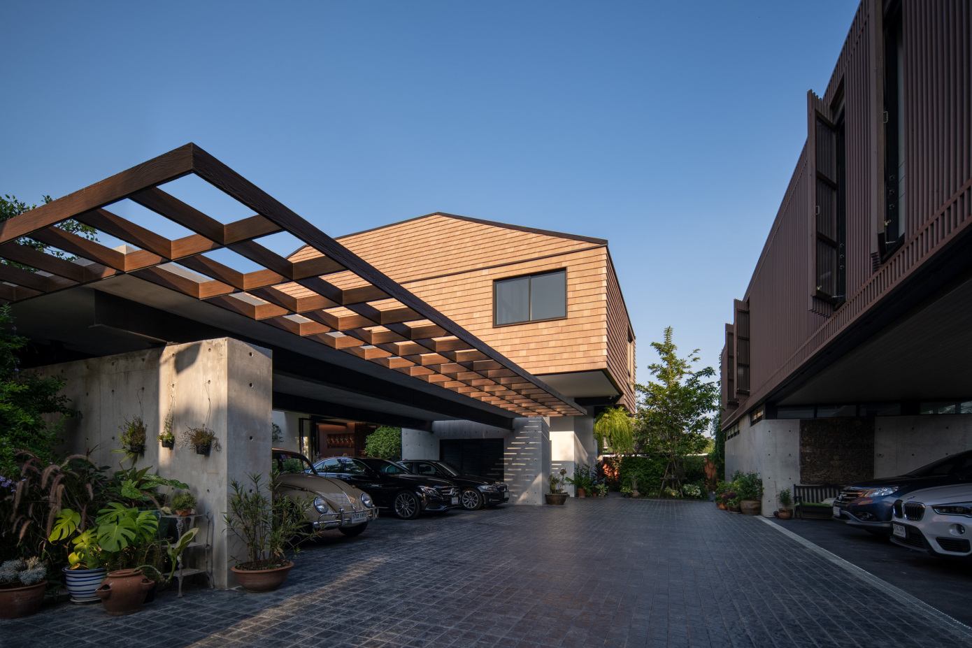 A Unique and Impressive Contemporary Home Amid Lush Greenery in Bangkok, Thailand by Maincourse Architect (14)
