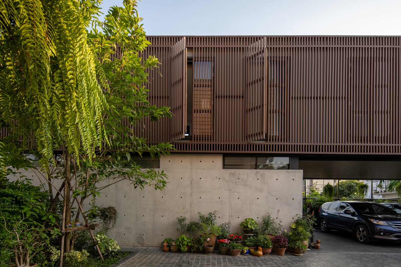 A Unique and Impressive Contemporary Home Amid Lush Greenery in Bangkok, Thailand by Maincourse Architect (15)