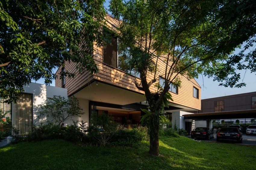 A Unique and Impressive Contemporary Home Amid Lush Greenery in Bangkok, Thailand by Maincourse Architect (16)