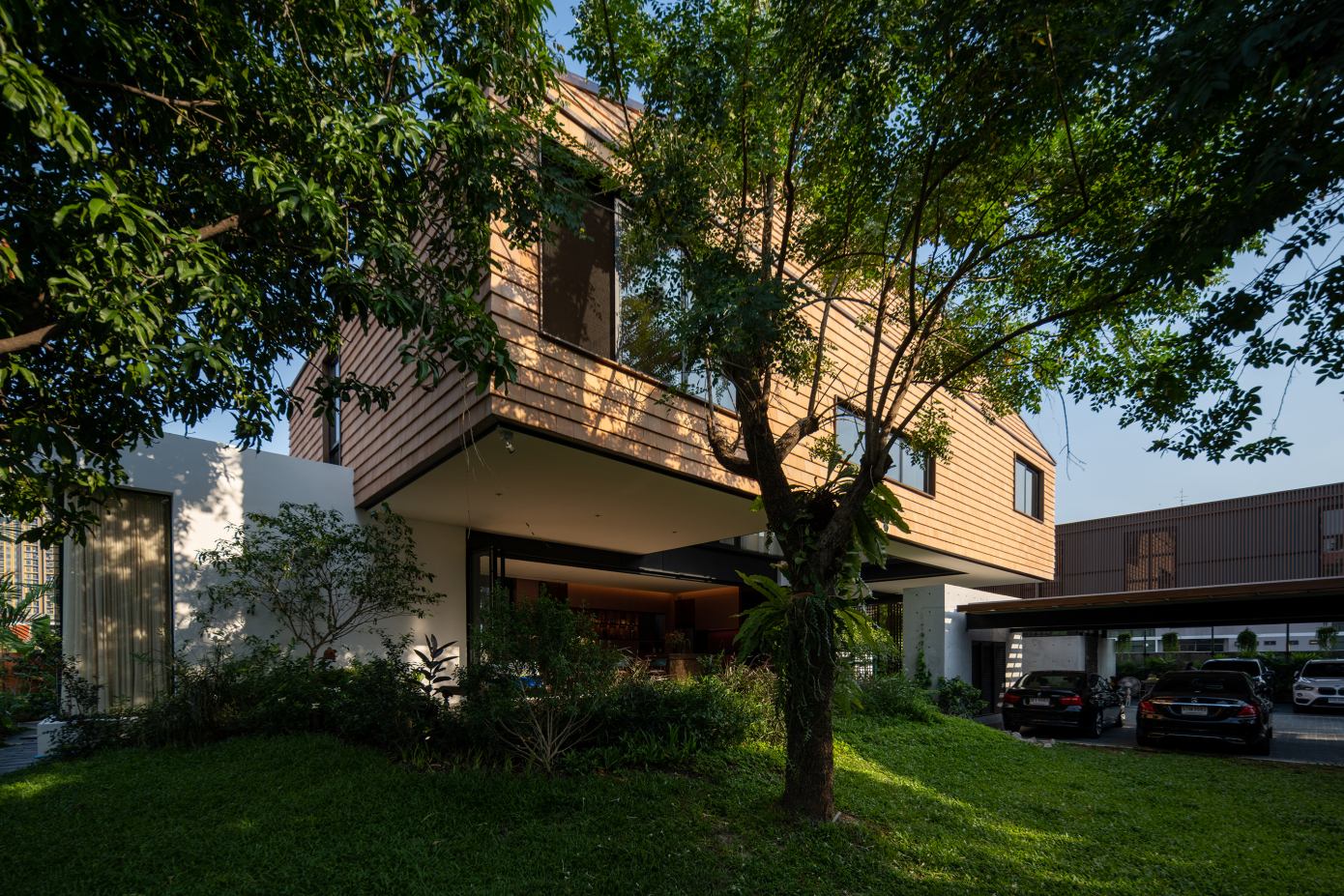 A Unique and Impressive Contemporary Home Amid Lush Greenery in Bangkok, Thailand by Maincourse Architect (16)