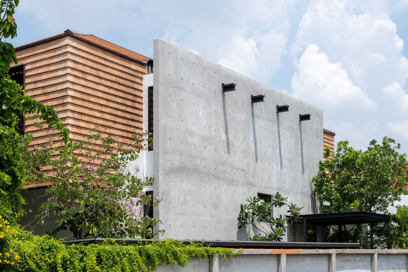 A Unique and Impressive Contemporary Home Amid Lush Greenery in Bangkok, Thailand by Maincourse Architect (17)