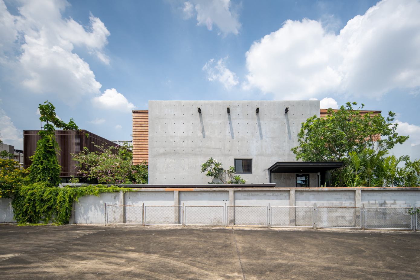 A Unique and Impressive Contemporary Home Amid Lush Greenery in Bangkok, Thailand by Maincourse Architect (18)