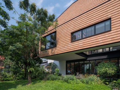 A Unique and Impressive Contemporary Home Amid Lush Greenery in Bangkok, Thailand by Maincourse Architect (2)