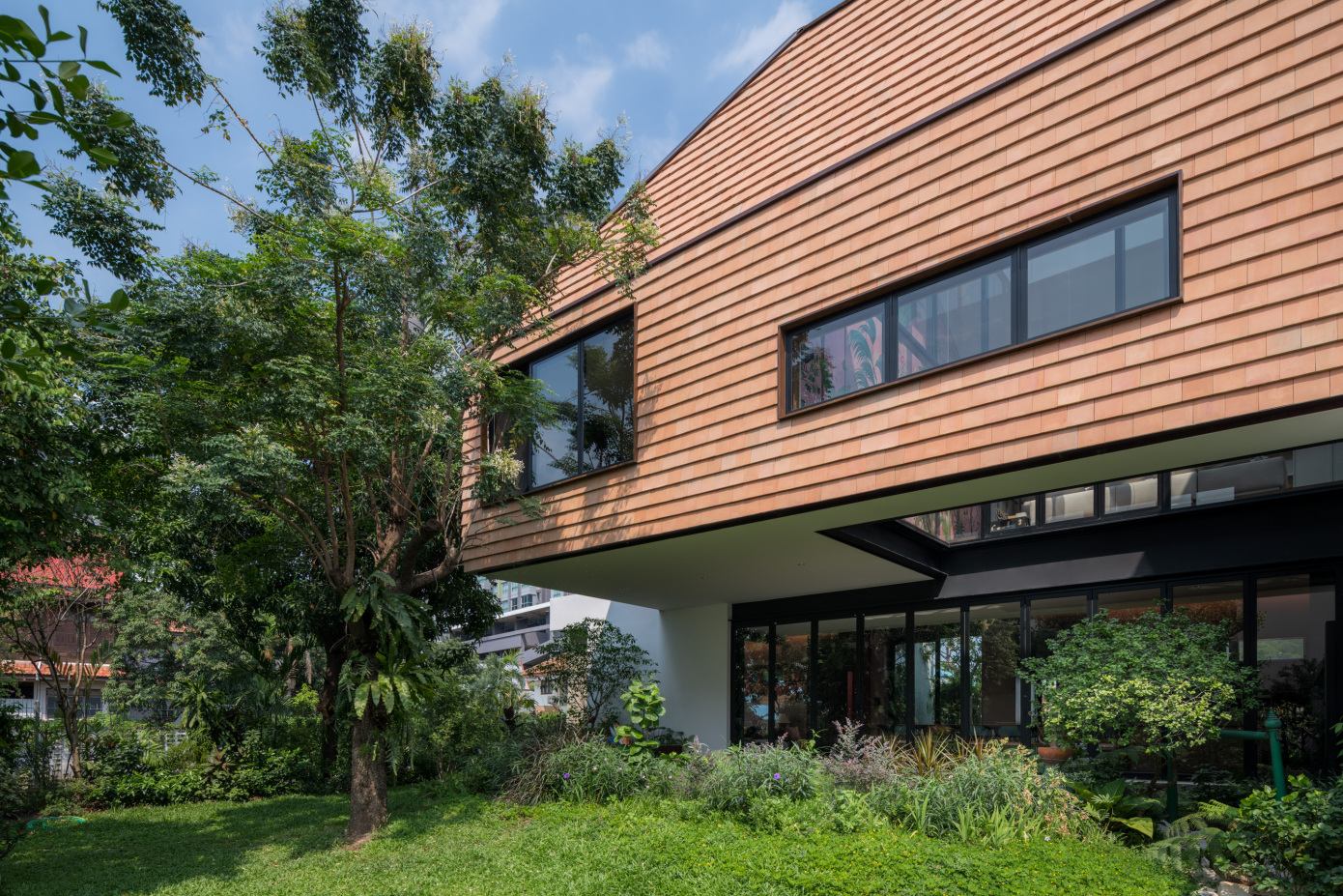 A Unique and Impressive Contemporary Home Amid Lush Greenery in Bangkok, Thailand by Maincourse Architect (2)