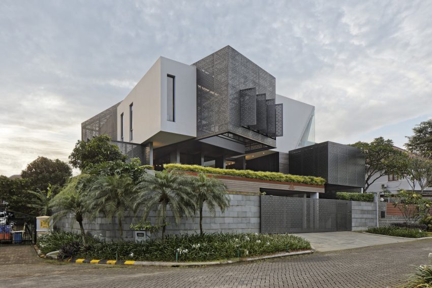 A Warm Contemporary Home with Golf Field Views in Bogor City, Indonesia by Gets Architects (14)