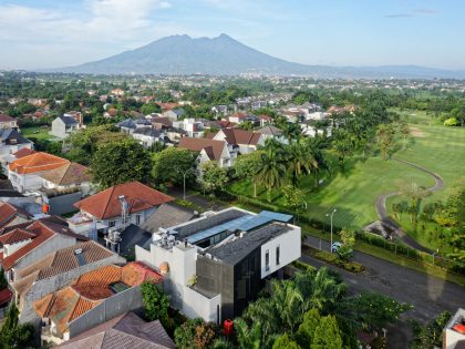 A Warm Contemporary Home with Golf Field Views in Bogor City, Indonesia by Gets Architects (15)