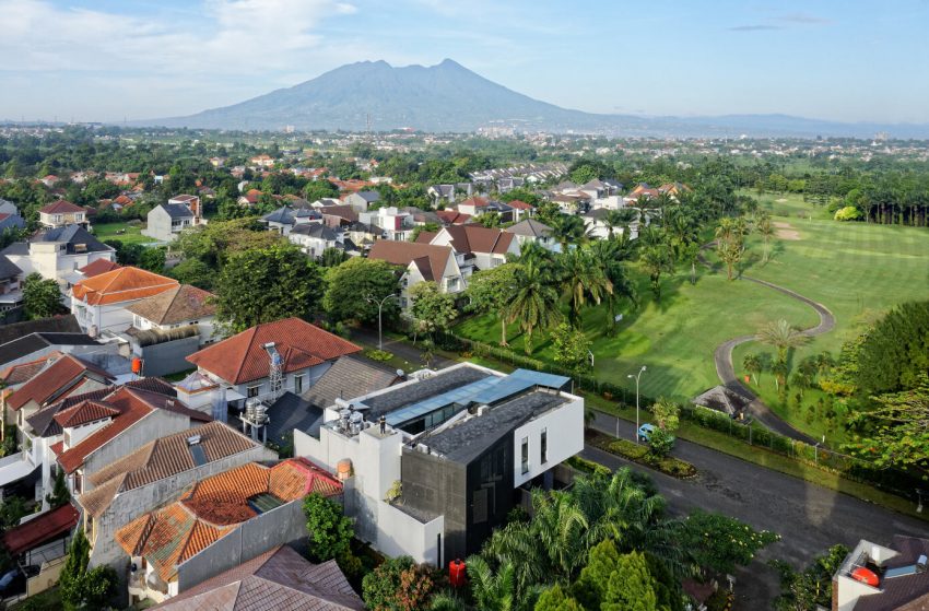 A Warm Contemporary Home with Golf Field Views in Bogor City, Indonesia by Gets Architects (15)