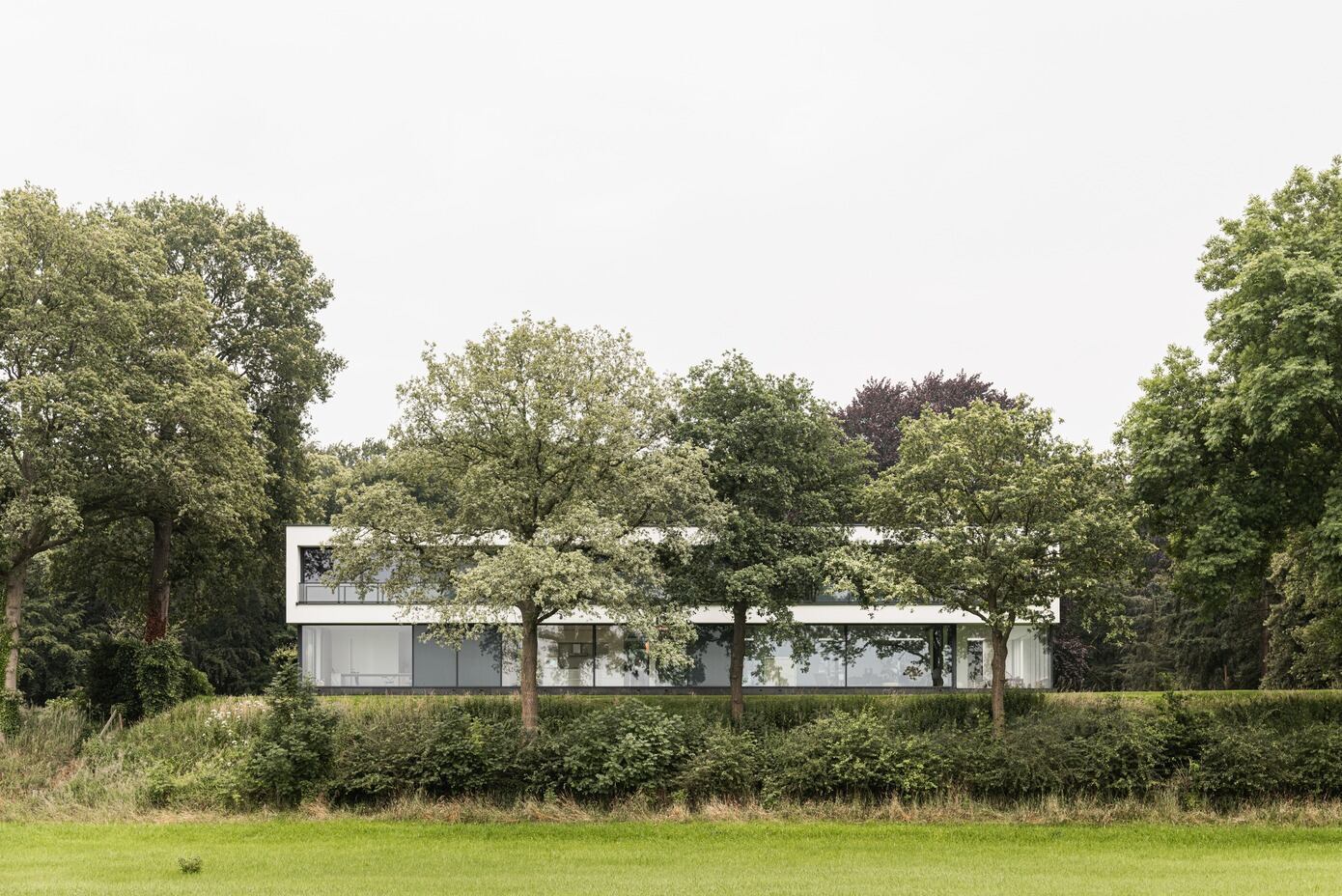 A Wonderful Contemporary Home in the Forest of Netherlands by Grand & Johnson (37)