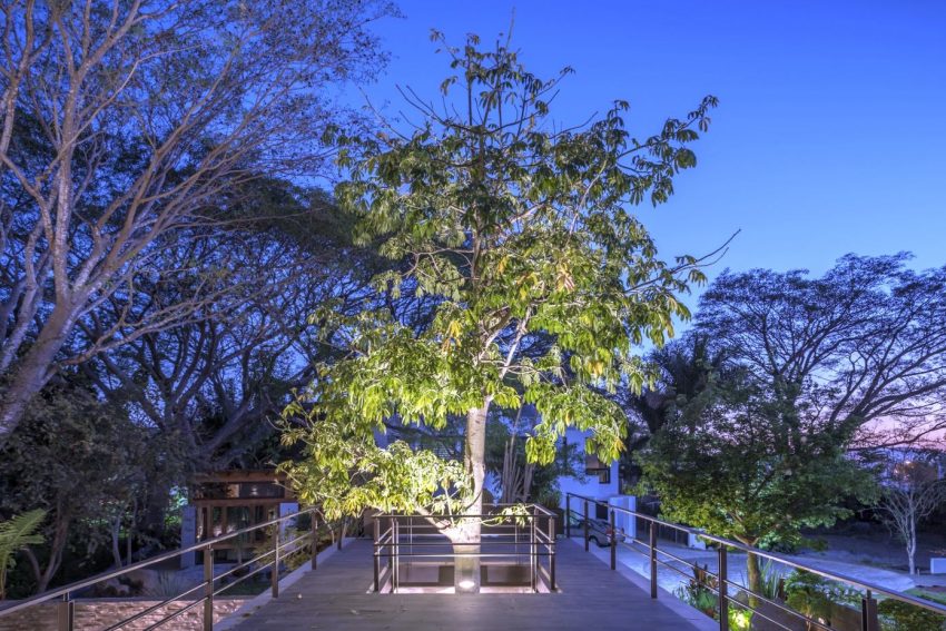 An Elegant Concrete and Steel Home with Stone and Wood Elements in Colima, Mexico by Di Frenna Arquitectos (11)