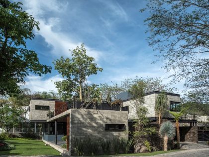 An Elegant Concrete and Steel Home with Stone and Wood Elements in Colima, Mexico by Di Frenna Arquitectos (15)