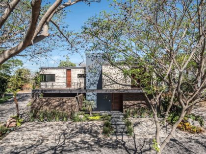 An Elegant Concrete and Steel Home with Stone and Wood Elements in Colima, Mexico by Di Frenna Arquitectos (16)