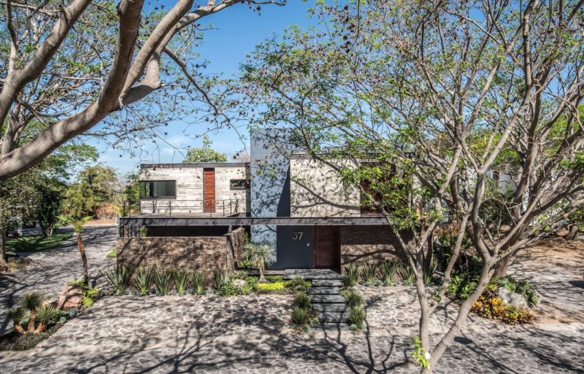 An Elegant Concrete and Steel Home with Stone and Wood Elements in Colima, Mexico by Di Frenna Arquitectos (16)