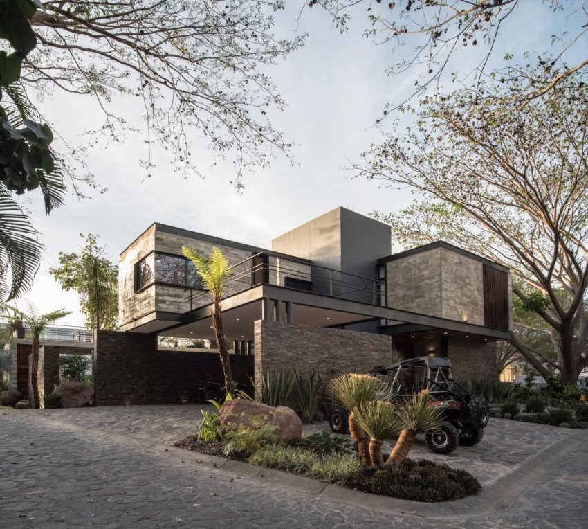 An Elegant Concrete and Steel Home with Stone and Wood Elements in Colima, Mexico by Di Frenna Arquitectos (18)