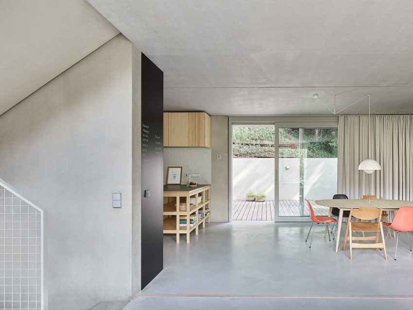 An Elegant Modern Concrete Home with a Flexible Interior in Stuttgart by Von M (3)