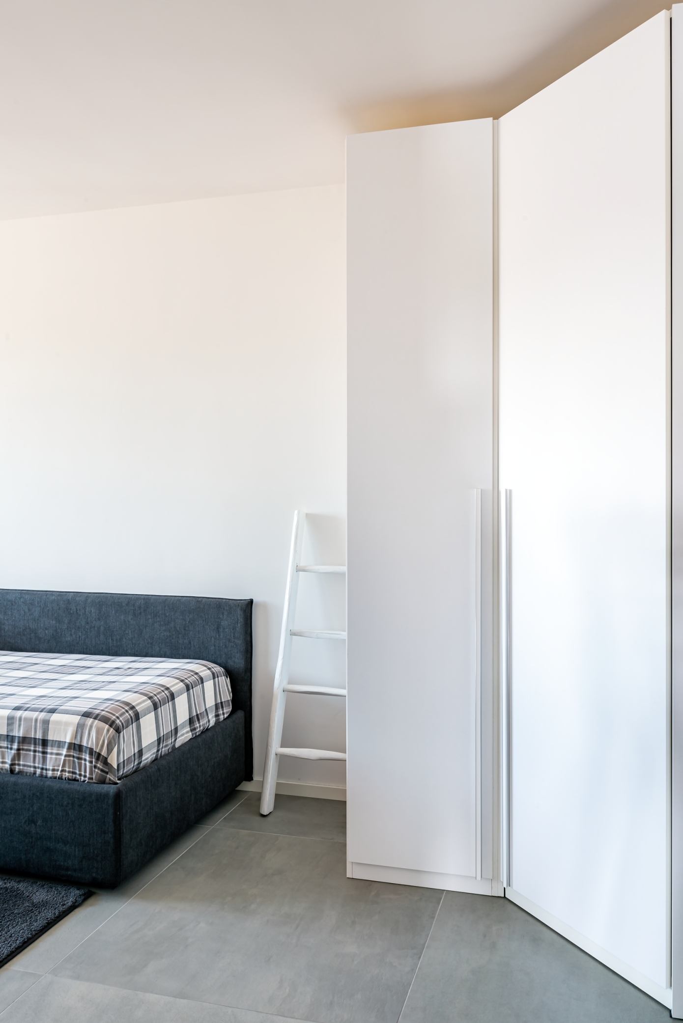 An Elegant Modern Penthouse Apartment with City Views in Milan, Italy by Studio EF (11)