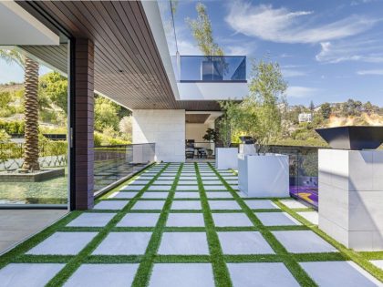 An Ultra-Modern Luxury Hillside Home with Spectacular Views of Los Angeles, California by Whipple Russell Architects (36)