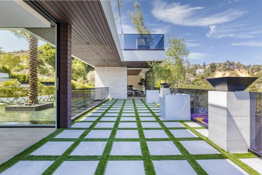 An Ultra-Modern Luxury Hillside Home with Spectacular Views of Los Angeles, California by Whipple Russell Architects (36)