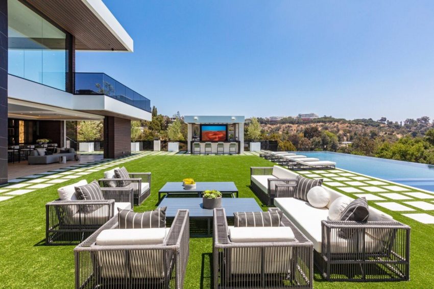 An Ultra-Modern Luxury Hillside Home with Spectacular Views of Los Angeles, California by Whipple Russell Architects (38)