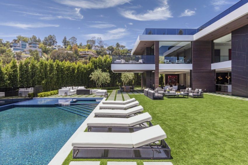 An Ultra-Modern Luxury Hillside Home with Spectacular Views of Los Angeles, California by Whipple Russell Architects (39)