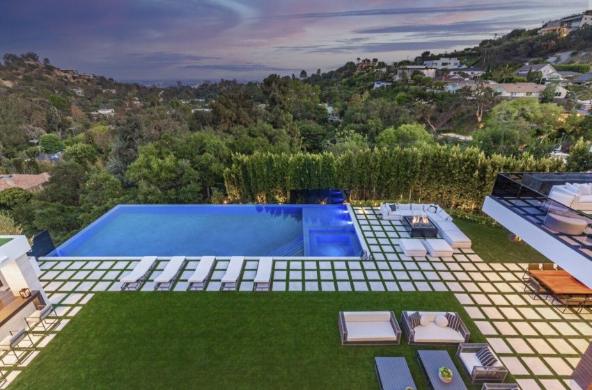 An Ultra-Modern Luxury Hillside Home with Spectacular Views of Los Angeles, California by Whipple Russell Architects (41)