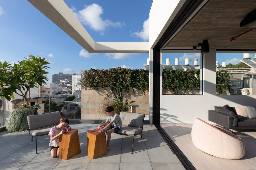 Erez Shani Architecture Designs a Striking Industrial Apartment in Tel Aviv (11)