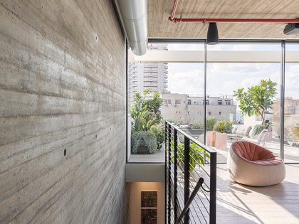 Erez Shani Architecture Designs a Striking Industrial Apartment in Tel Aviv (16)