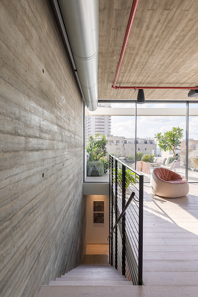 Erez Shani Architecture Designs a Striking Industrial Apartment in Tel Aviv (16)