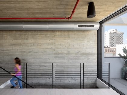 Erez Shani Architecture Designs a Striking Industrial Apartment in Tel Aviv (17)