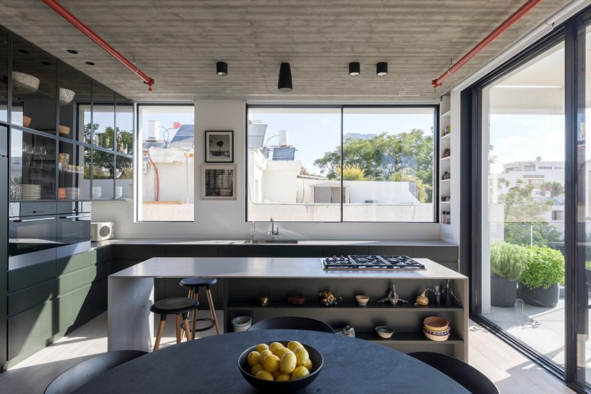 Erez Shani Architecture Designs a Striking Industrial Apartment in Tel Aviv (4)