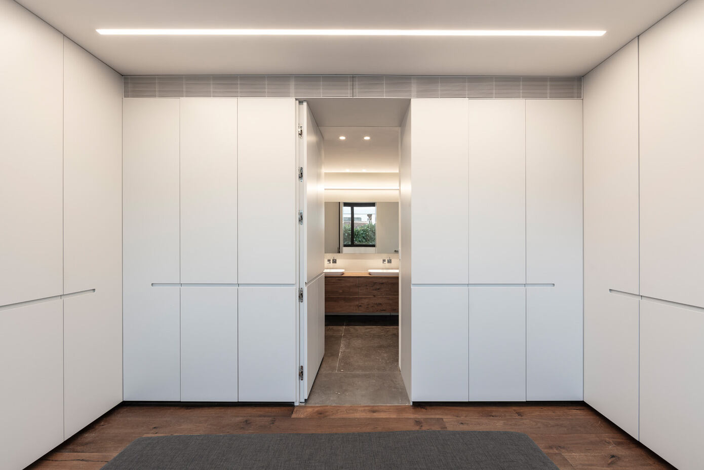 Erez Shani Architecture Designs an Elegant Contemporary Home in Kfar Shmaryahu, Israel (11)