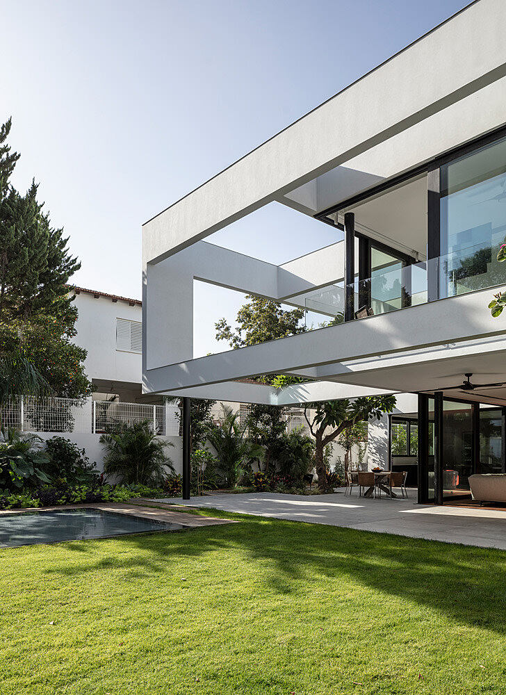 Erez Shani Architecture Designs an Elegant Contemporary Home in Kfar Shmaryahu, Israel (18)