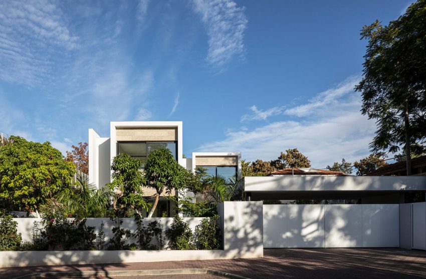 Erez Shani Architecture Designs an Elegant Contemporary Home in Kfar Shmaryahu, Israel (21)