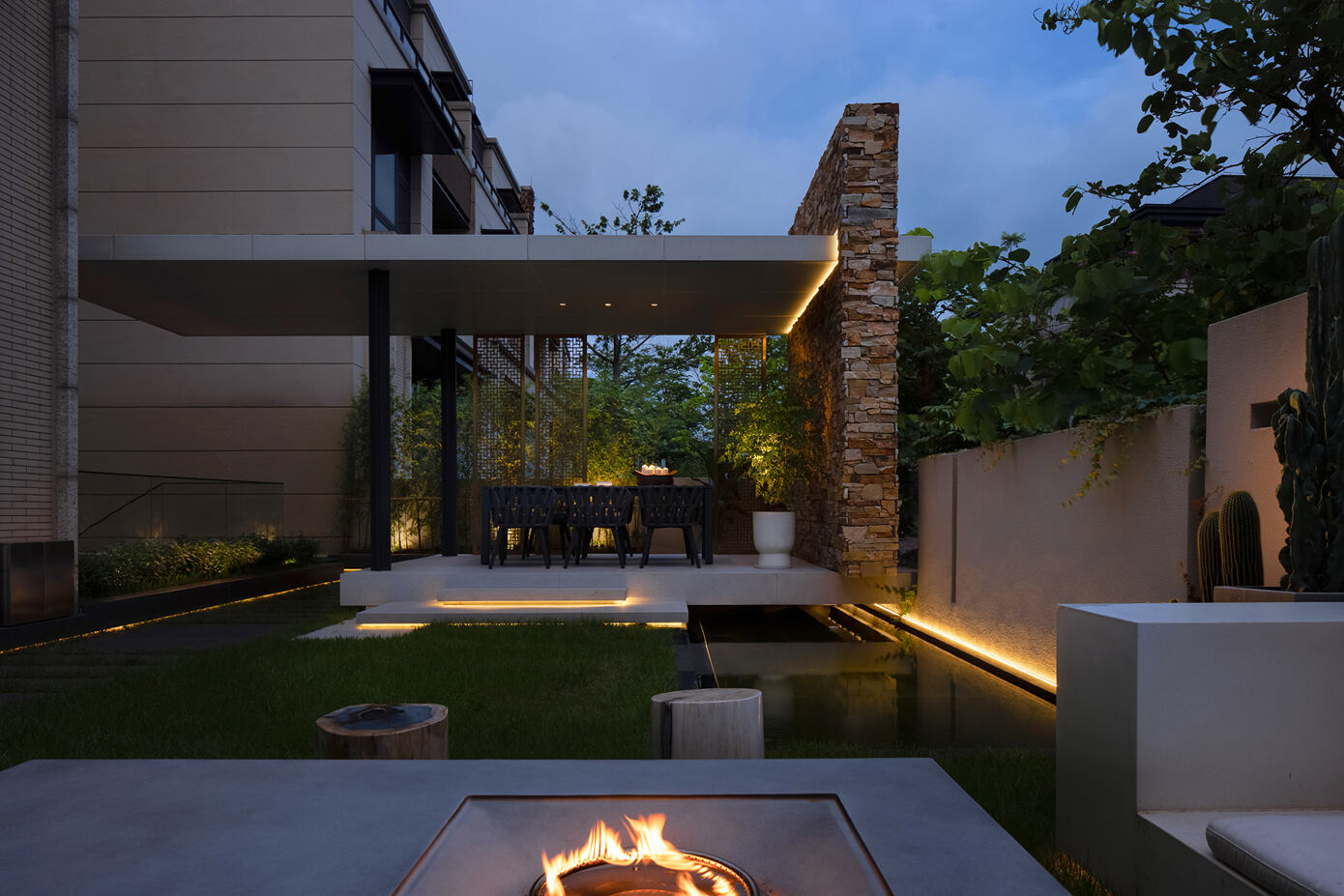 Villa Near Dahao Lake, a Luxurious Modern House in China by Foshan Topway Design (27)