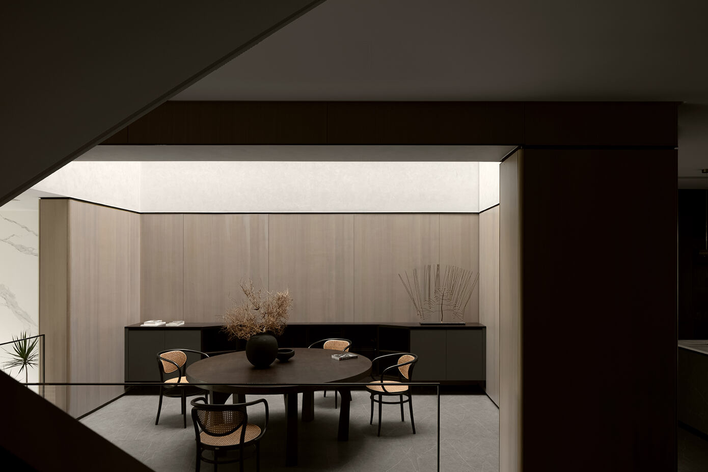 Villa Near Dahao Lake, a Luxurious Modern House in China by Foshan Topway Design (6)