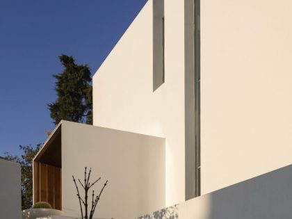 Visioarq Arquitectos Design a Luminous Contemporary Home in Coimbra, Portugal (18)